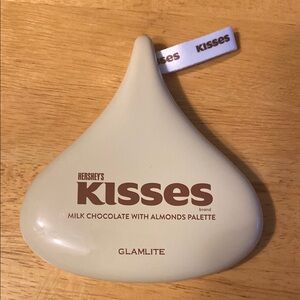 Hershey's Kisses Milk Chocolate with Almonds Palette - Beige